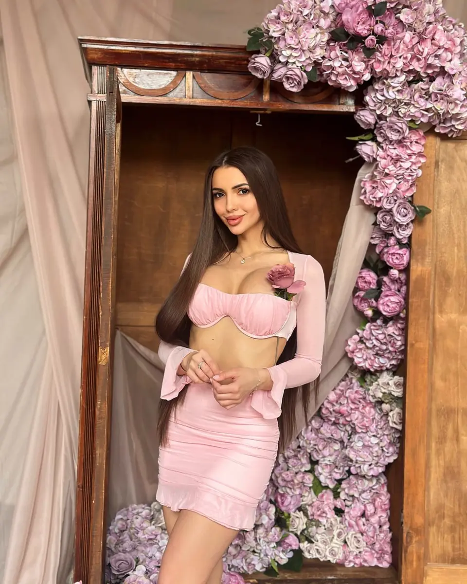 Mona escort in London