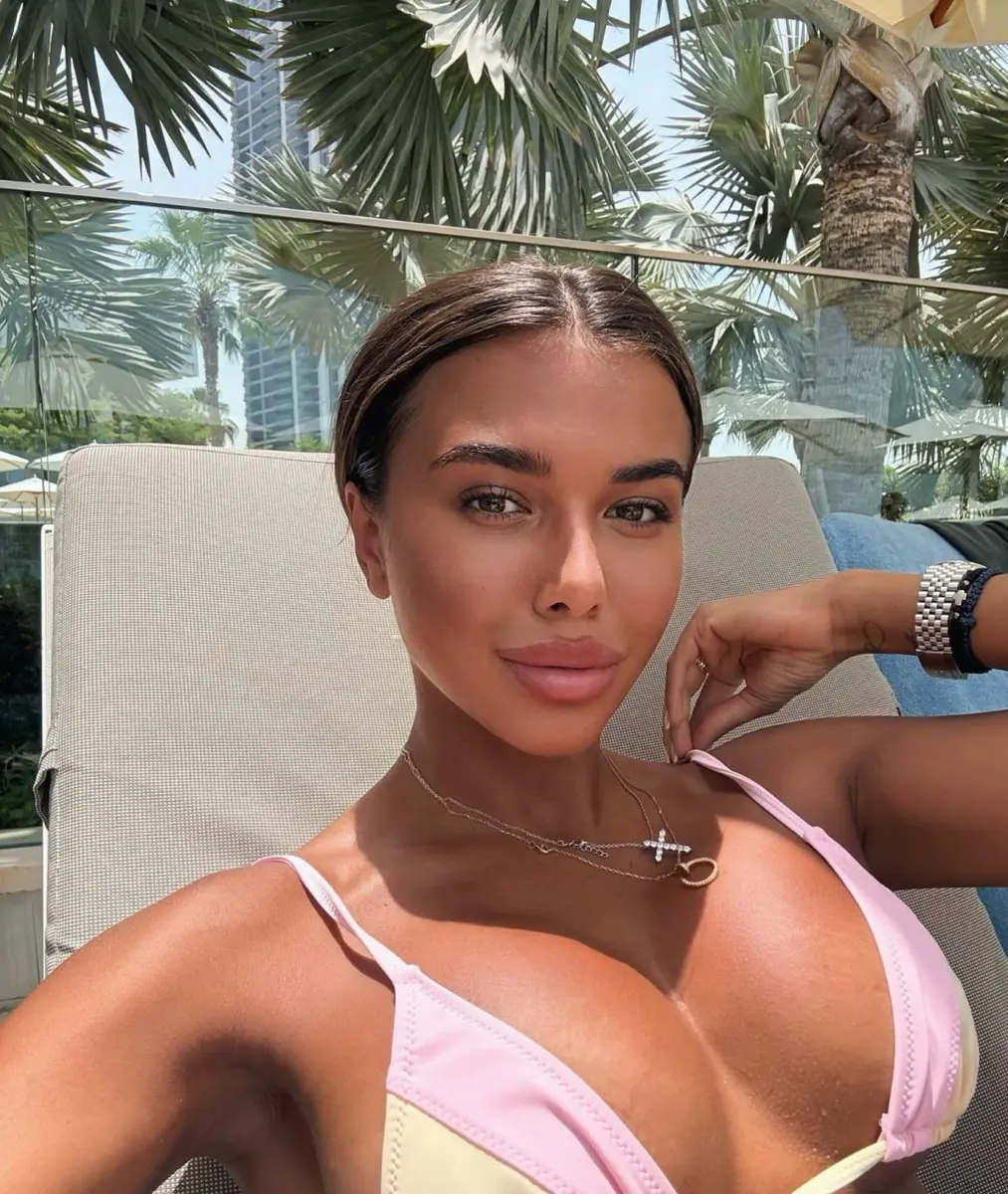 Monika escort in London