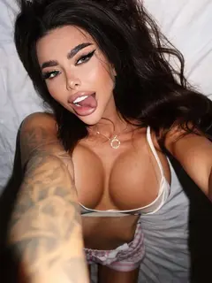 Selena escort in London